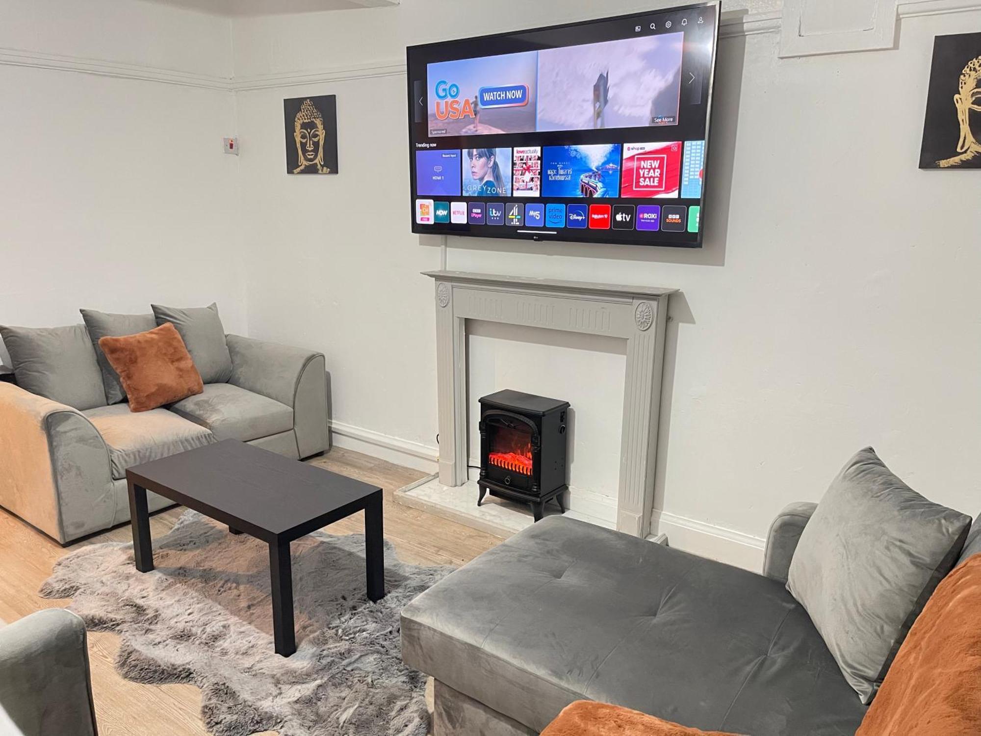 Hometel Digs Hidden Gem Large Comfy Home Can Sleep 15 Braunstone Town エクステリア 写真