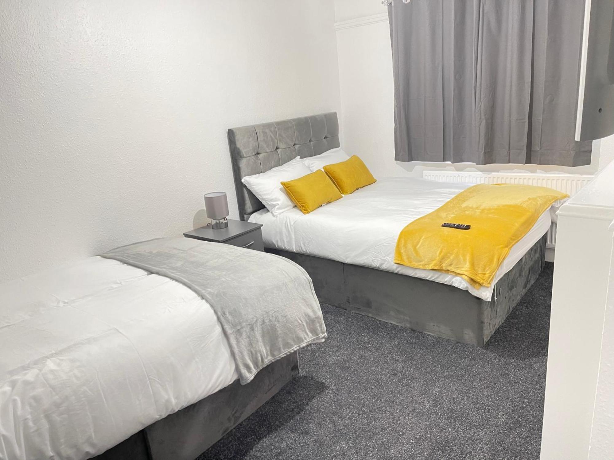 Hometel Digs Hidden Gem Large Comfy Home Can Sleep 15 Braunstone Town エクステリア 写真