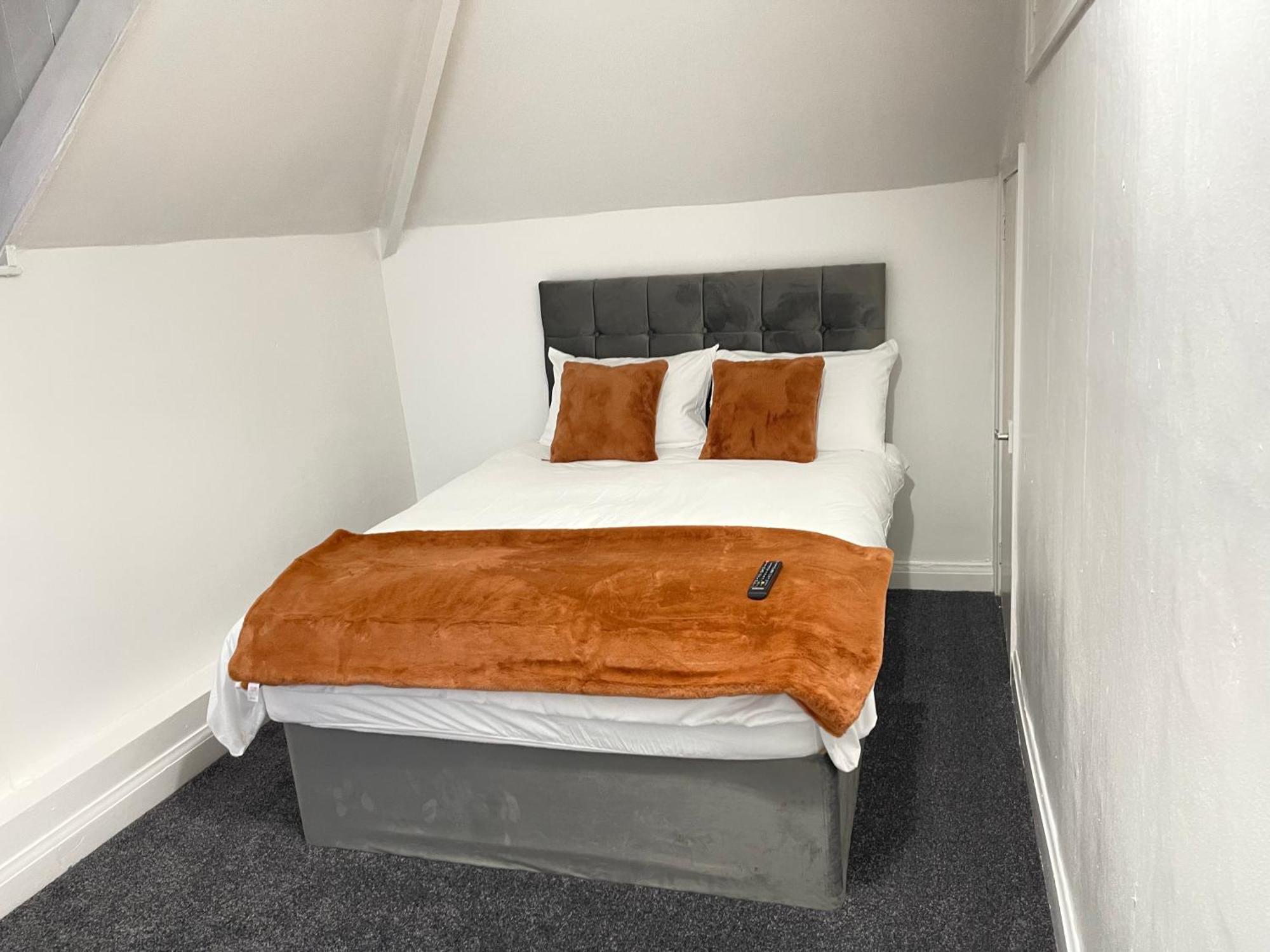 Hometel Digs Hidden Gem Large Comfy Home Can Sleep 15 Braunstone Town エクステリア 写真